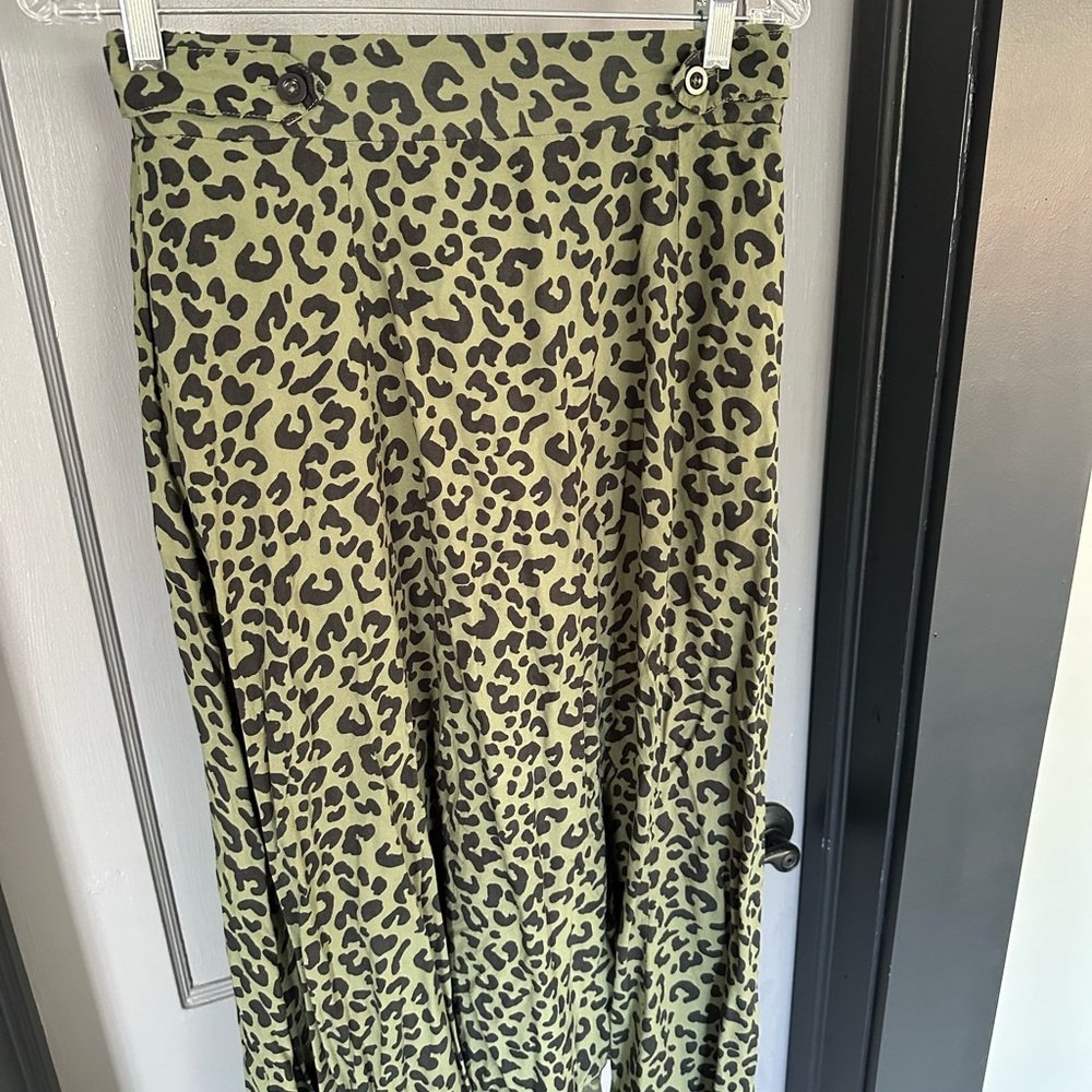 ASOS Floaty Midi Skirt with Button Waist Detail in Leopard Print - Size 8 - Picture 7 of 10